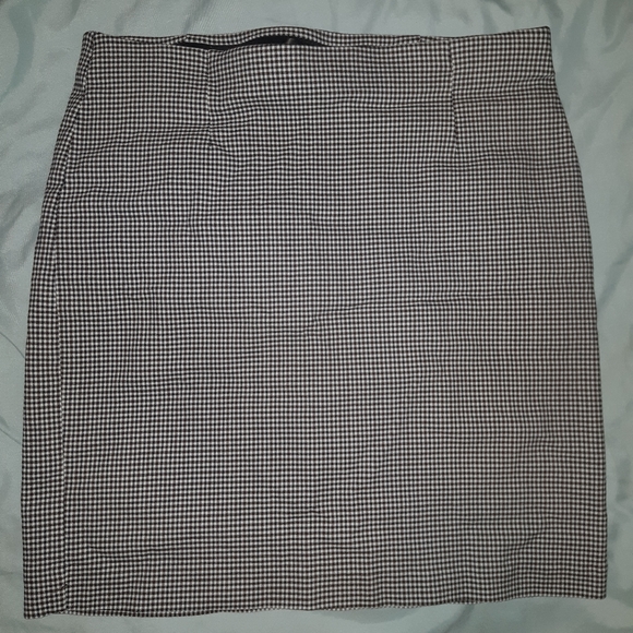 🌺Moving Sale!🪴 Gray plaid Dynamite pencil skirt. - Picture 1 of 5